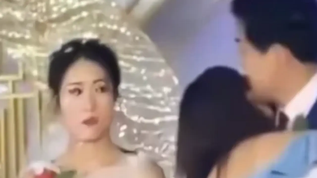 Đang làm lễ cưới, người yêu cũ bất ngờ lao lên hôn chú rể, cả hội trường sững sờ