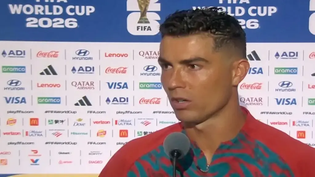 Đang vui, Ronaldo 'đứng hình' vì bị phóng viên đòi... tăng lương