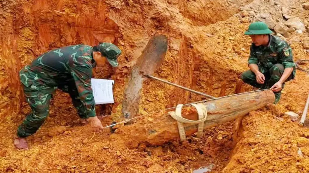 Đào móng xây trường tiểu học, thấy quả bom 250kg chưa nổ