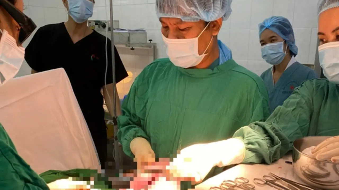 Đau bụng dữ dội ở tuần 36, sản phụ vỡ tử cung được cứu sống