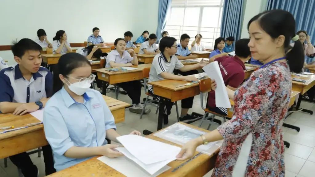 Đề thi lớp 10 chuyên lý TP.HCM có sai sót, thí sinh được làm bài thêm 15 phút