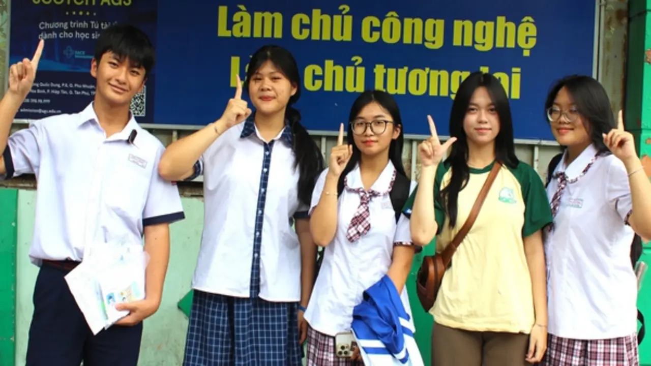 'Đề toán thi lớp 10 TP.HCM mà cho năm ngoái là em thủ khoa rồi'