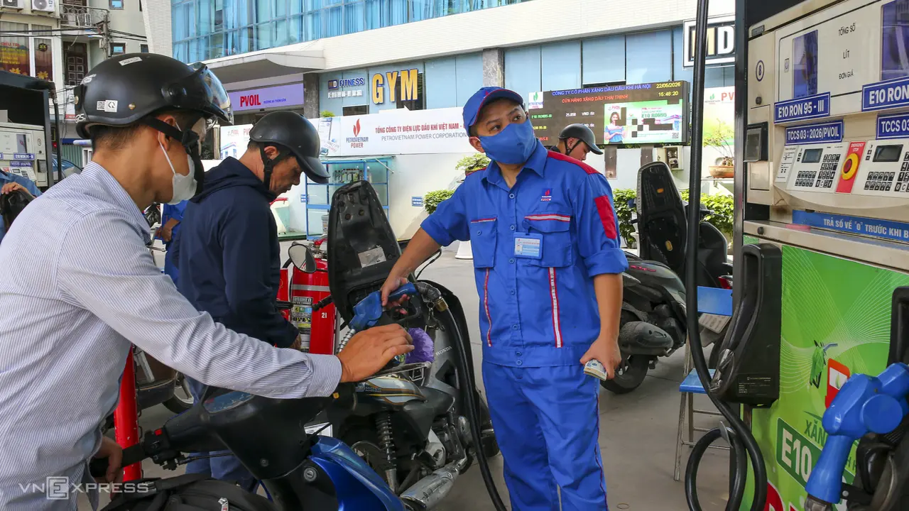 Đề xuất tiếp tục giảm thuế môi trường, VAT với xăng dầu đến 30/9
