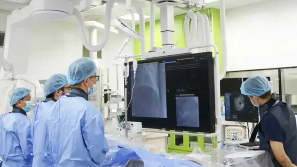 Đêm trắng giành giật sự sống cho người bệnh ở Bệnh viện Bạch Mai cơ sở Ninh Bình