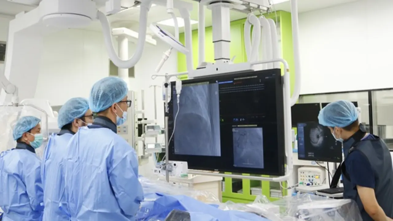 Đêm trắng giành giật sự sống cho người bệnh ở Bệnh viện Bạch Mai cơ sở Ninh Bình