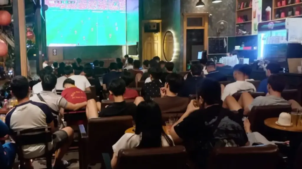 Đêm World Cup ở TP.HCM: Người trẻ chen kín quán cà phê, reo hò theo pha bóng