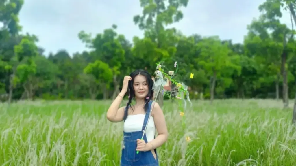 Đẹp như phim, đồi cỏ lau giữa TP.HCM đang khiến giới trẻ phát sốt
