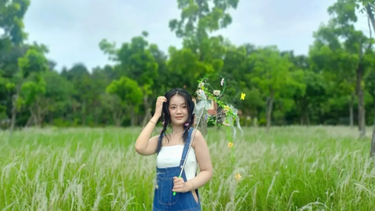 Đẹp như phim, đồi cỏ lau giữa TP.HCM đang khiến giới trẻ phát sốt