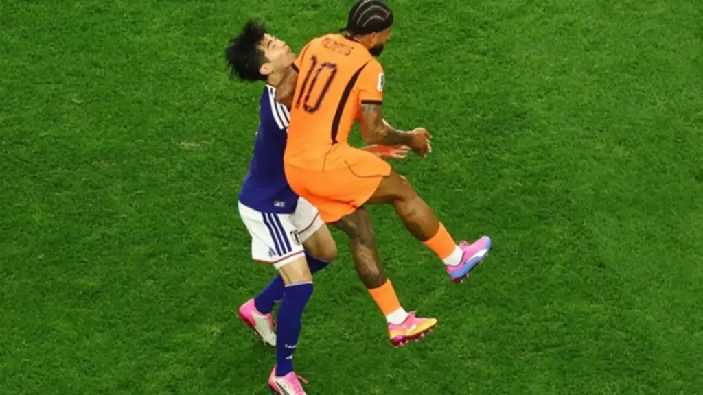Depay gây phẫn nộ vì đánh vào mặt cầu thủ Nhật Bản, video lộ chứng cứ ‘rành rành’: VAR bị réo tên
