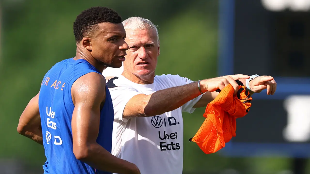 Deschamps: 'Sự nổi tiếng không làm Mbappe thay đổi'