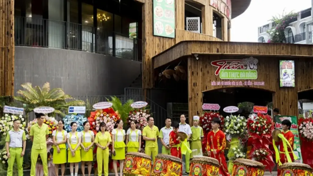 Đi biển Mỹ Khê, ghé Trần Nesta thưởng thức đặc sản Đà Nẵng