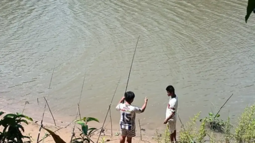 Đi câu cá, ngư dân sốc nặng khi câu trúng "vật thể lạ" dưới sông