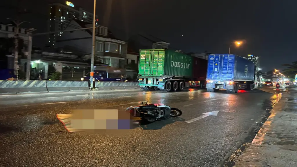 Đi đám tang về, 2 vợ chồng gặp nạn giữa đường ở TPHCM