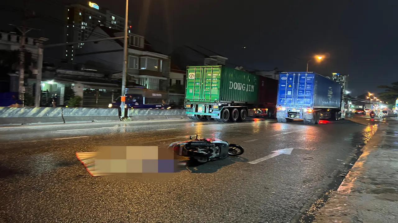 Đi đám tang về, 2 vợ chồng gặp nạn giữa đường ở TPHCM