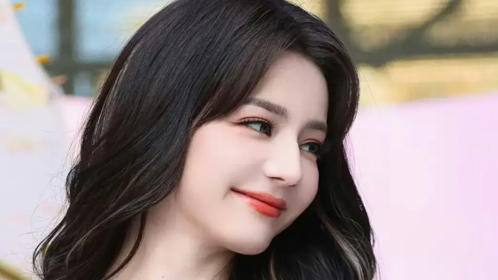 Địch Lệ Nhiệt Ba được ví 'mọng như quả đào'