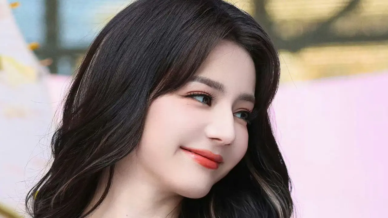 Địch Lệ Nhiệt Ba được ví 'mọng như quả đào'