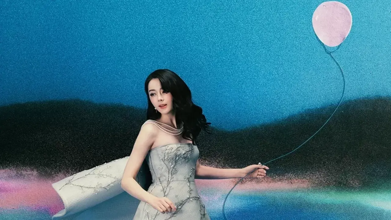Địch Lệ Nhiệt Ba hóa nàng tiên cổ tích trong váy của Phan Huy