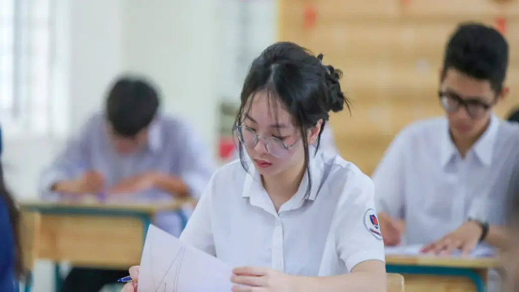 Điểm thi lớp 10 Hà Nội vừa công bố: Nhiều thí sinh "đứng ngồi không yên"