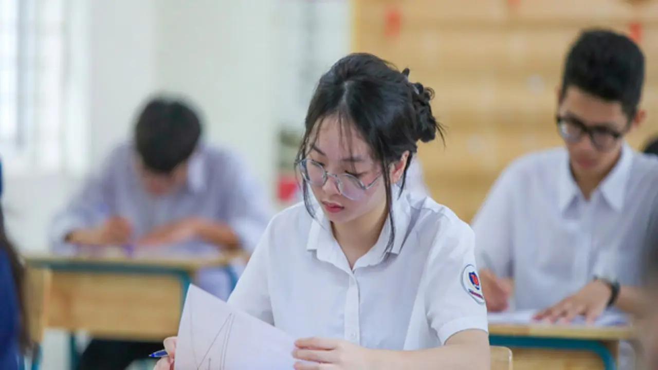 Điểm thi lớp 10 Hà Nội vừa công bố: Nhiều thí sinh "đứng ngồi không yên"
