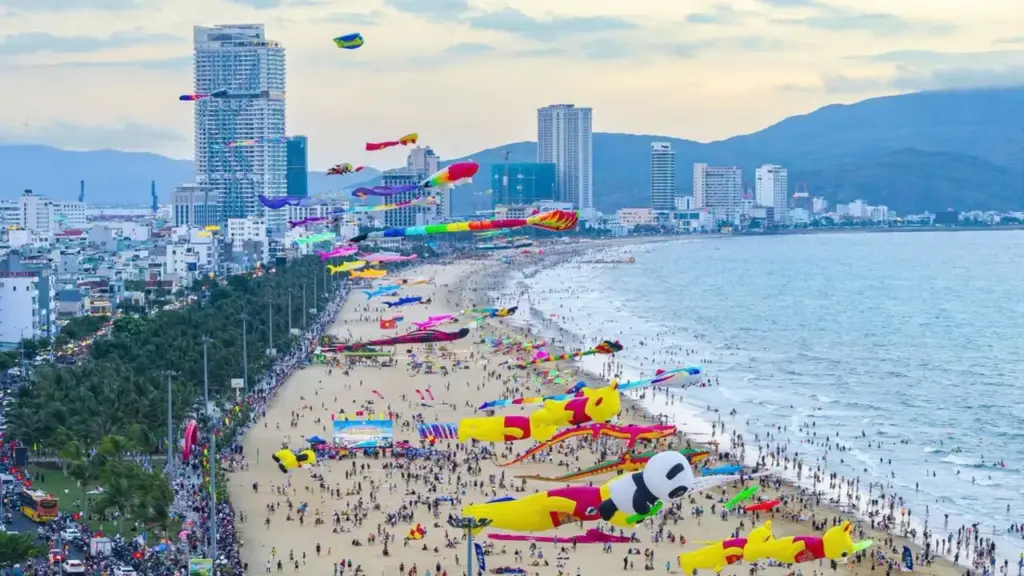 Diều khổng lồ bay rợp trời biển Quy Nhơn