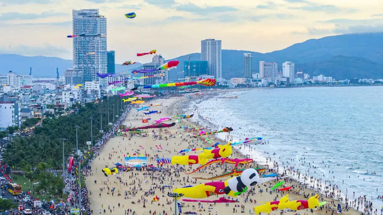 Diều khổng lồ bay rợp trời biển Quy Nhơn