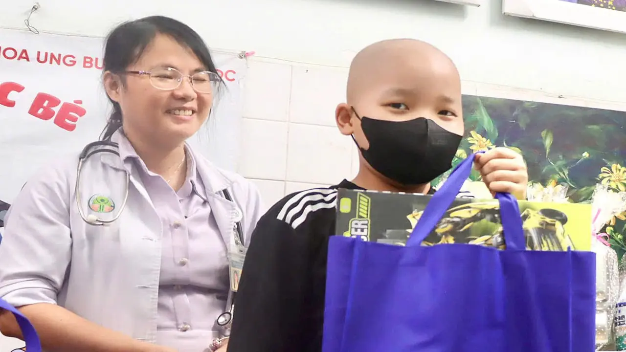 Điều ước nhỏ của bệnh nhi ung thư: Con muốn làm bác sĩ, công an...