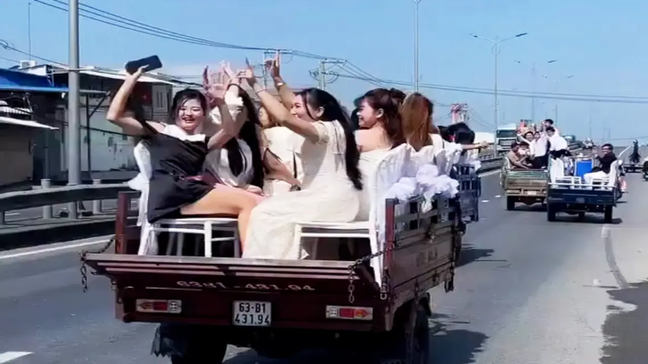 Đoàn đưa dâu bằng xe ba bánh ở miền Tây bị xử phạt