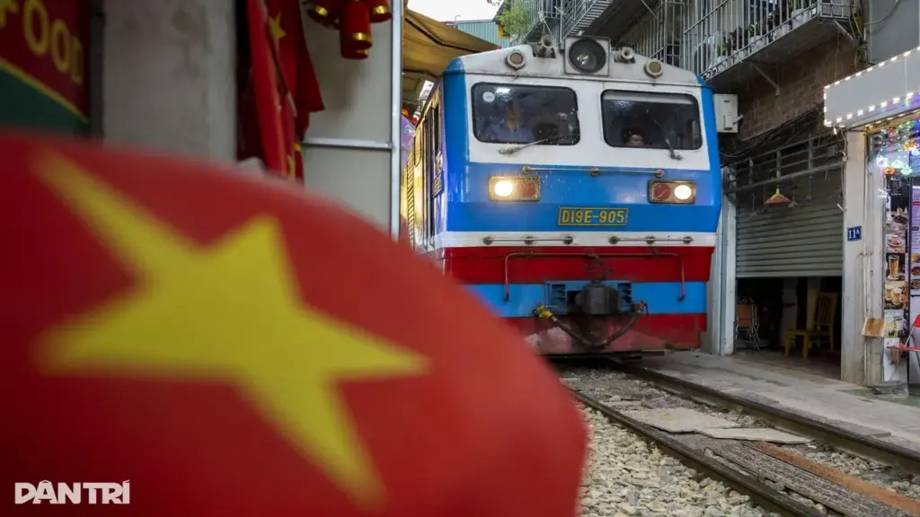 Đoàn tàu chuyên đưa đón bác sĩ Bệnh viện Bạch Mai đi làm ở Ninh Bình