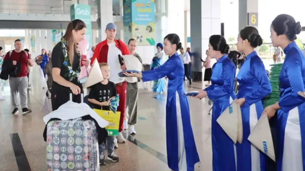 Doanh nghiệp lữ hành kiến nghị gỡ khó nhân lực đón khách Nga đến Khánh Hòa