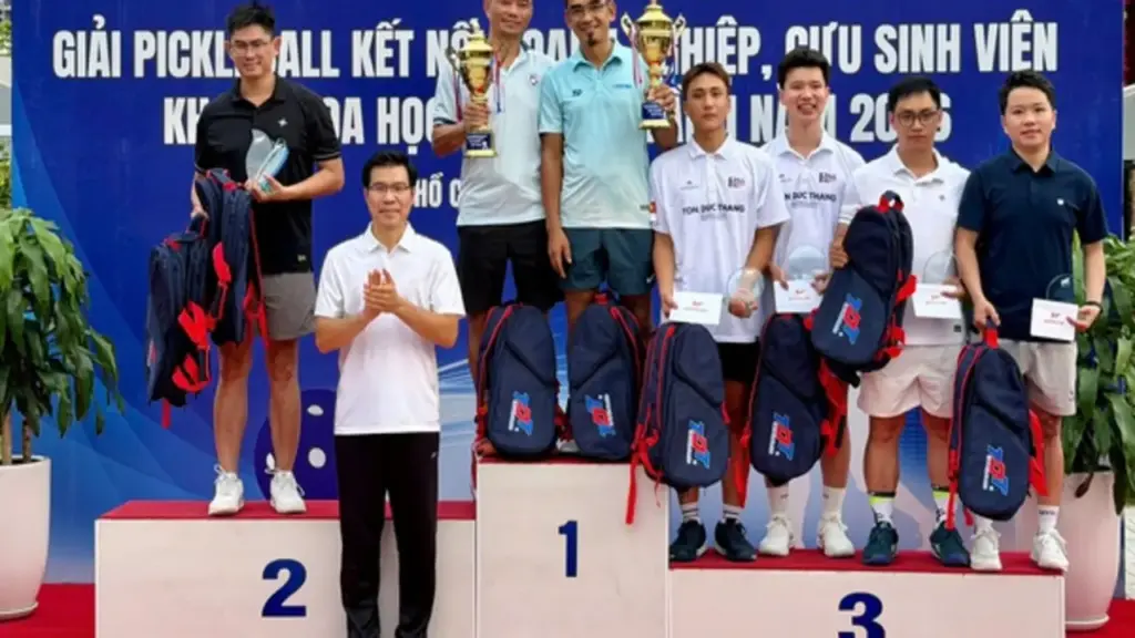 Độc Lập và Hoàng Quỳnh đăng quang giải pickleball tại Trường ĐH Tôn Đức Thắng