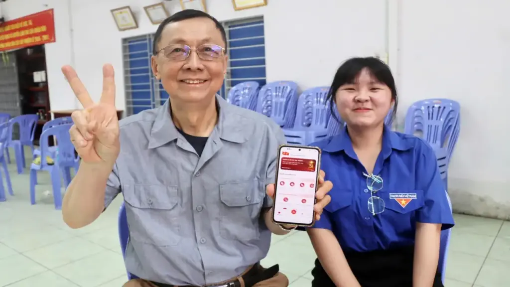 Đội hình ‘Mùa hè số’ hướng dẫn dùng ứng dụng số, đảng viên lớn tuổi rạng rỡ: Tôi mừng quá!