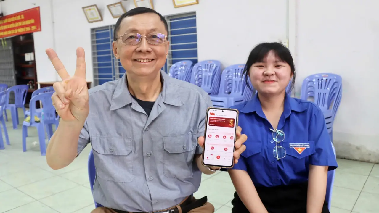 Đội hình ‘Mùa hè số’ hướng dẫn dùng ứng dụng số, đảng viên lớn tuổi rạng rỡ: Tôi mừng quá!