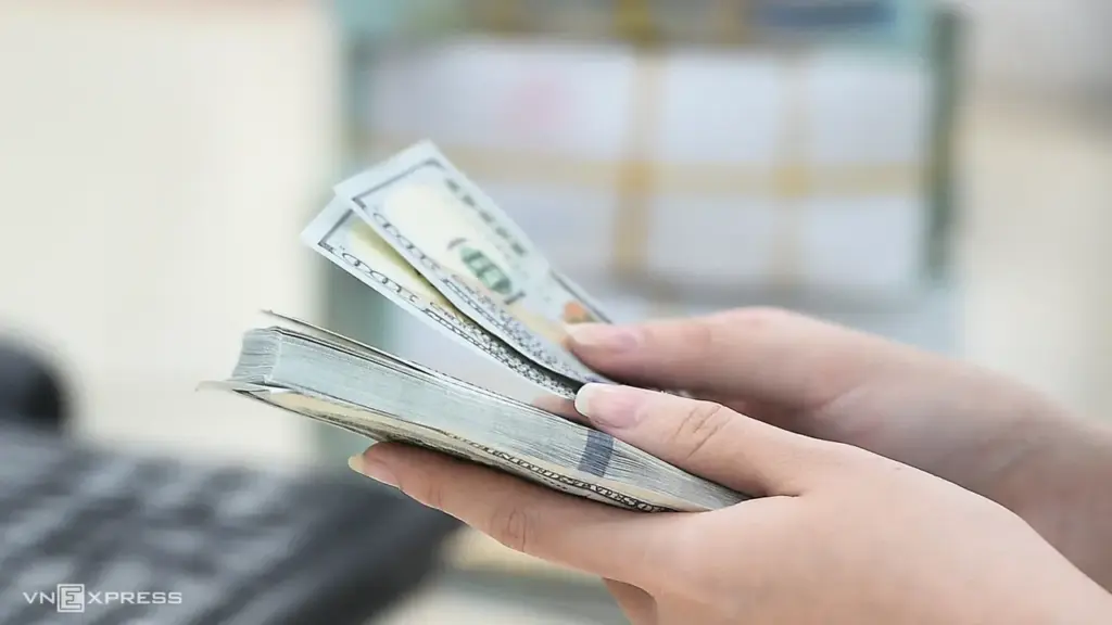 Đổi ngoại tệ ở 'chợ đen' bị lừa, báo công an có bị phạt thêm không?