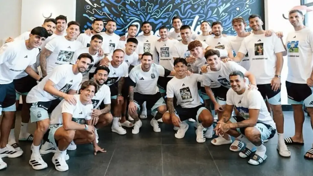 Đồng đội gây bất ngờ trong ngày sinh nhật Messi