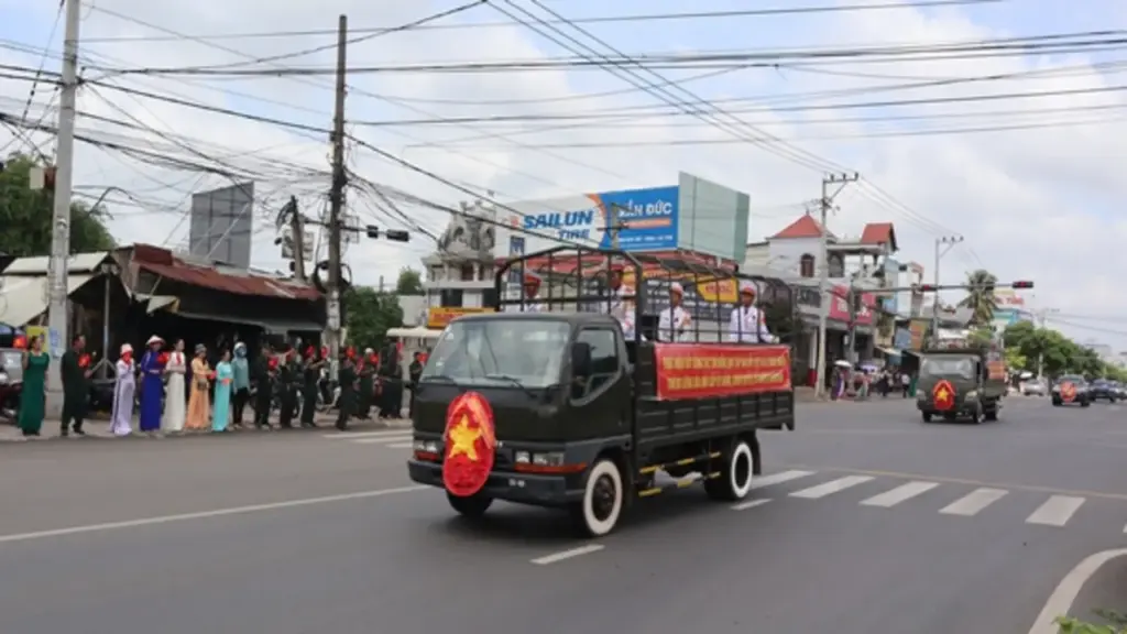 Đồng Nai: Người dân ra đường vẫy cờ, đón 62 hài cốt liệt sĩ về đất mẹ