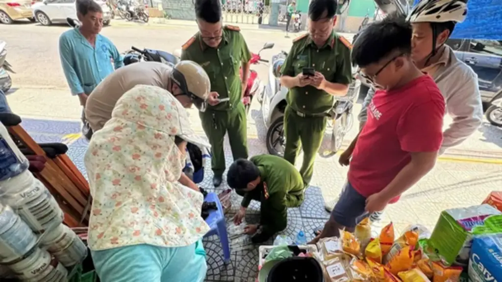 Đột kích tiệm tạp hóa, thu giữ hàng trăm dụng cụ sử dụng ma túy