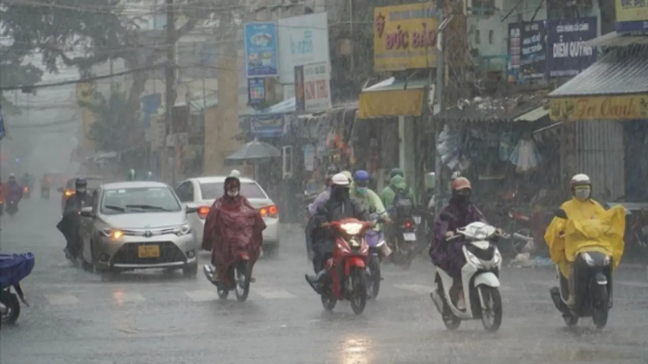 Dự báo thời tiết 27/6: Miền Bắc đón mưa dông sầm sập, miền Trung tiếp tục nắng nóng gay gắt