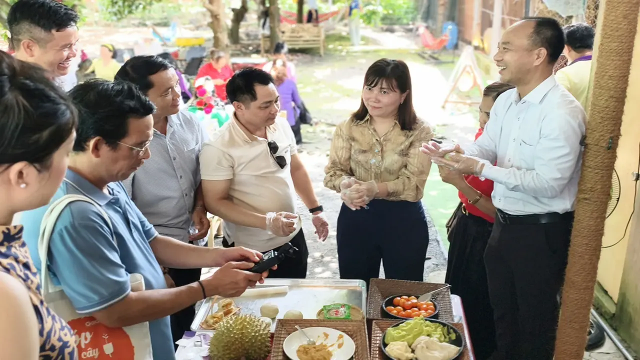 Du khách thích thú chèo xuồng, đi ca nô, hái trái cây, làm bánh cùng người dân Bình Mỹ