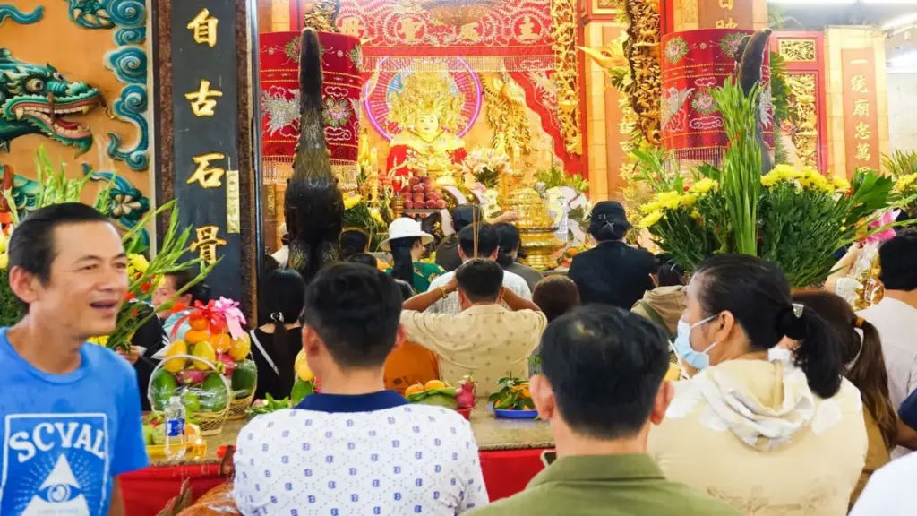 Du khách và người dân nườm nượp về viếng Bà Chúa Xứ núi Sam