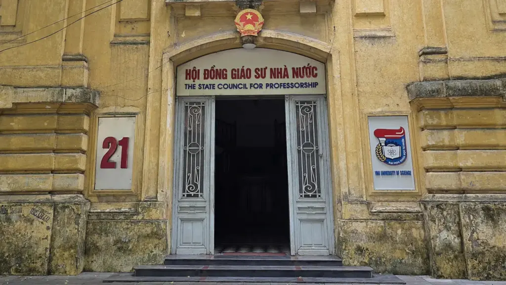 Dự kiến giao đại học tự phong giáo sư, phó giáo sư