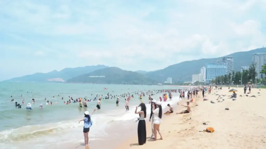 Đúng 12 giờ trưa Tết Đoan Ngọ, hàng ngàn người đổ ra biển Quy Nhơn