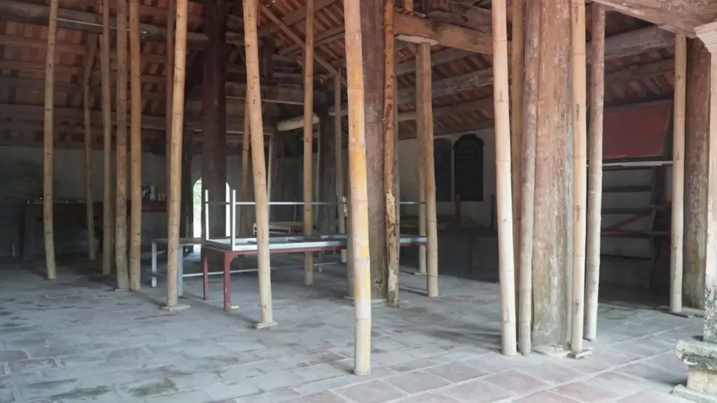 Dùng cọc tre chống đỡ ngôi đình cổ trước nguy cơ đổ sập