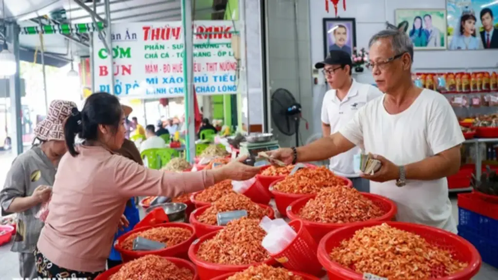 'Đừng để người ở xa về phiền lòng': Hàng quán Tắc Sậy giữ giá đón khách hành hương