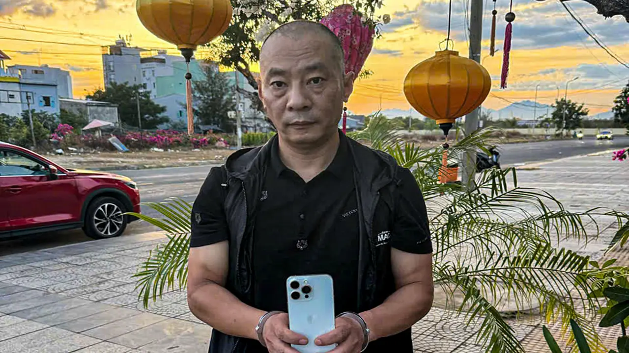 Dùng túi trùm đầu nữ quản lý sòng bạc, cướp túi xách