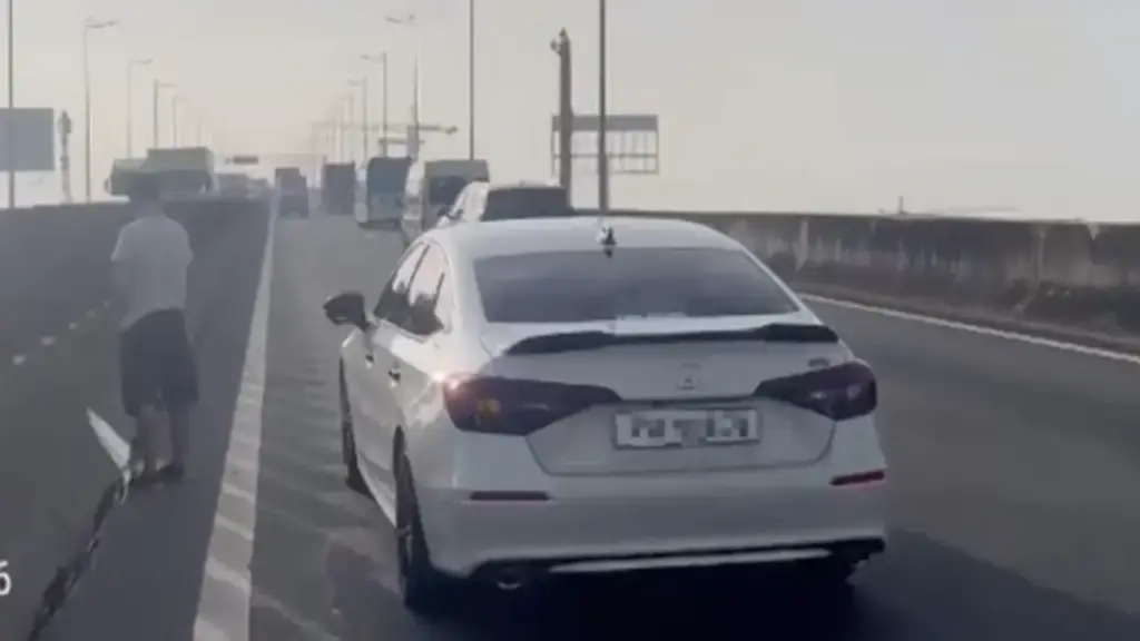 Dừng xe trên cao tốc đi vệ sinh, tài xế nói 'bất khả kháng' vẫn bị phạt