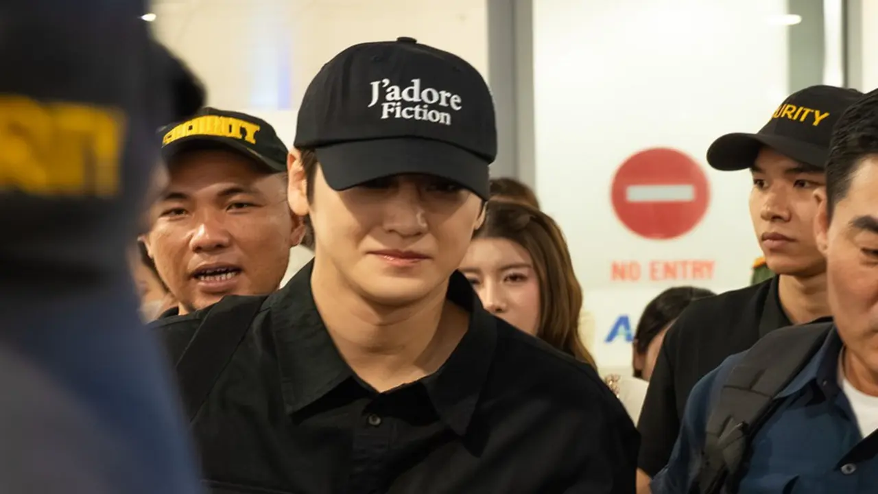 Fan Việt vây kín ‘oppa’ Kim Bum ở sân bay Nội Bài