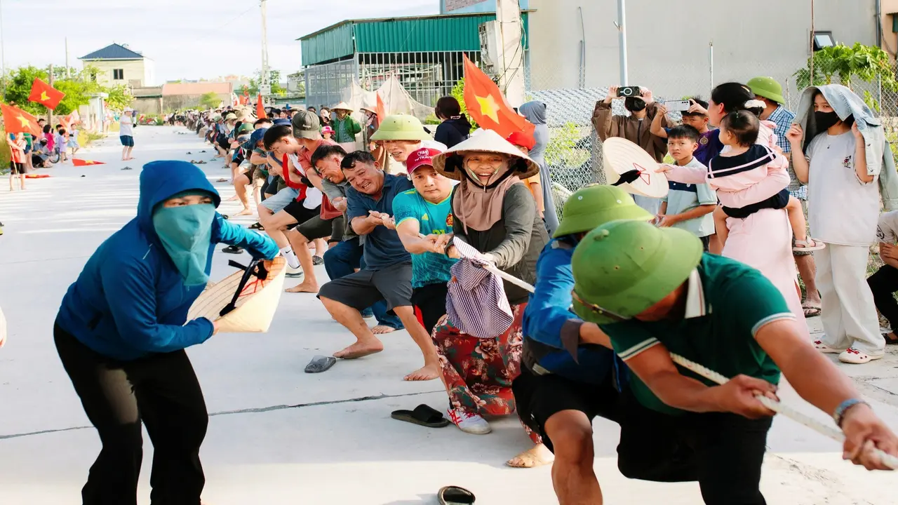 Gần 1.000 người dân kéo co mừng 2 khối “về một nhà”