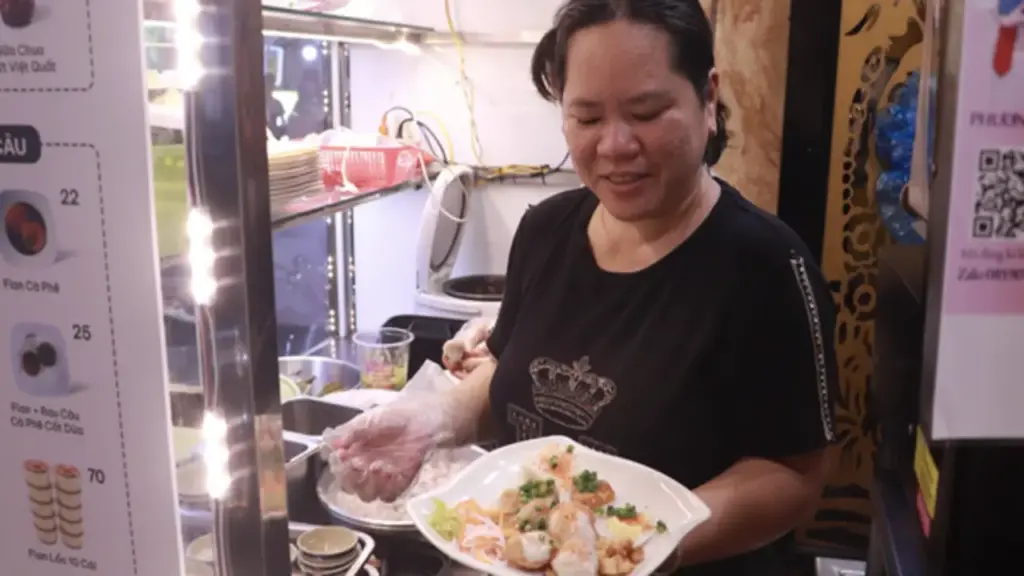 Gây bão mạng quốc tế, bánh ram ít Huế thành món 'best seller' ở nhiều quán TP.HCM