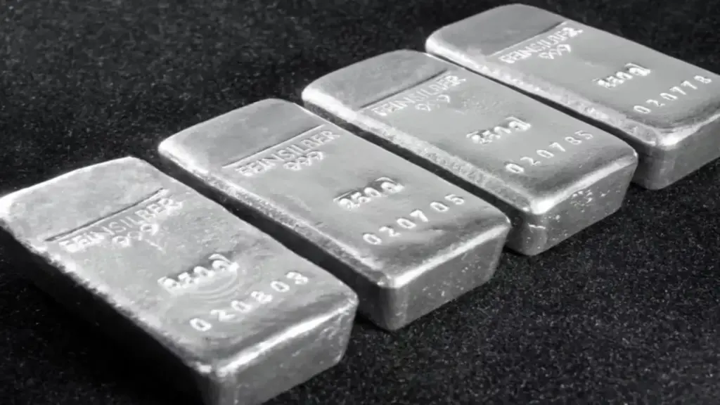 Giá bạc mất một nửa sau 4 tháng, vì sao người giữ người bán?