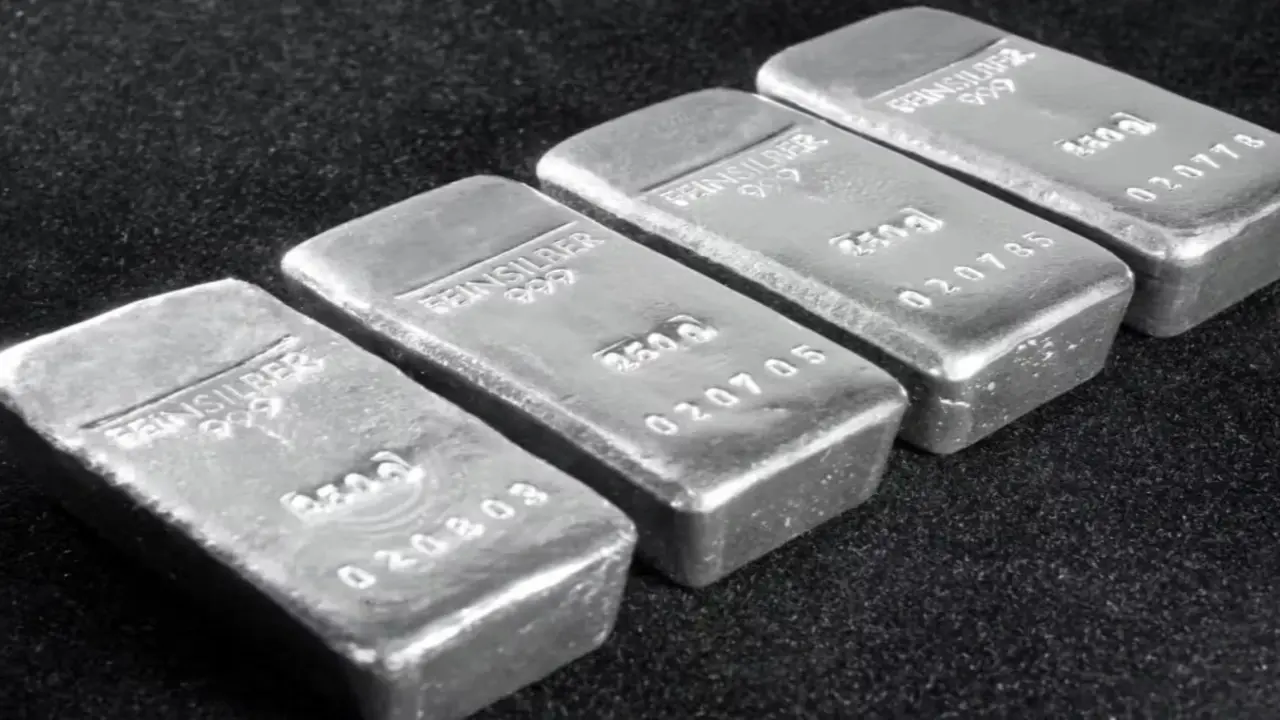 Giá bạc mất một nửa sau 4 tháng, vì sao người giữ người bán?